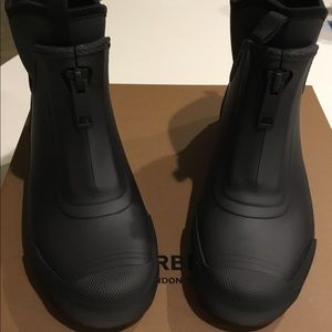 Burberry short rain boot nib us9 uk6 black/grey